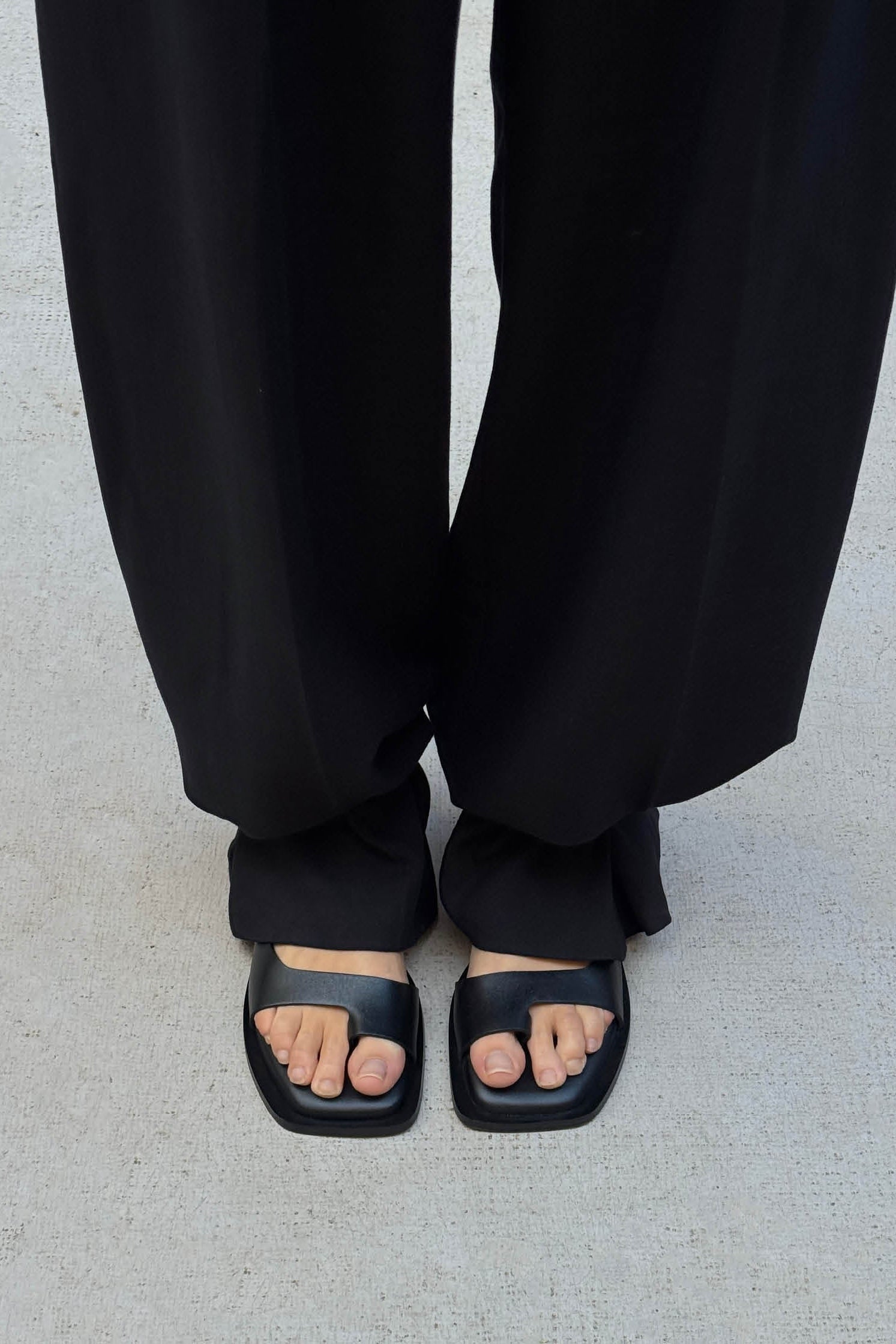 Alohas Tebas Leather Sandals - Black