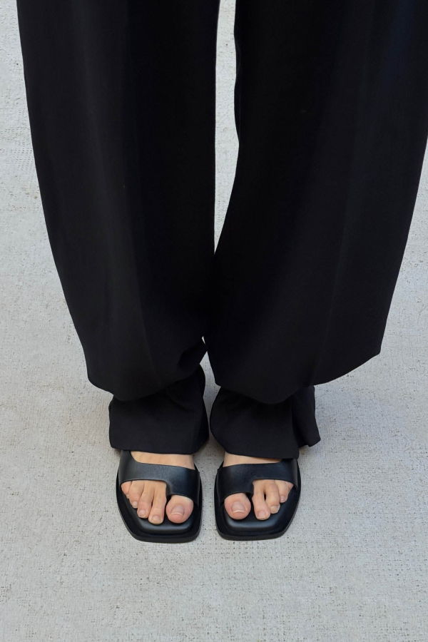 Alohas Tebas Leather Sandals - Black