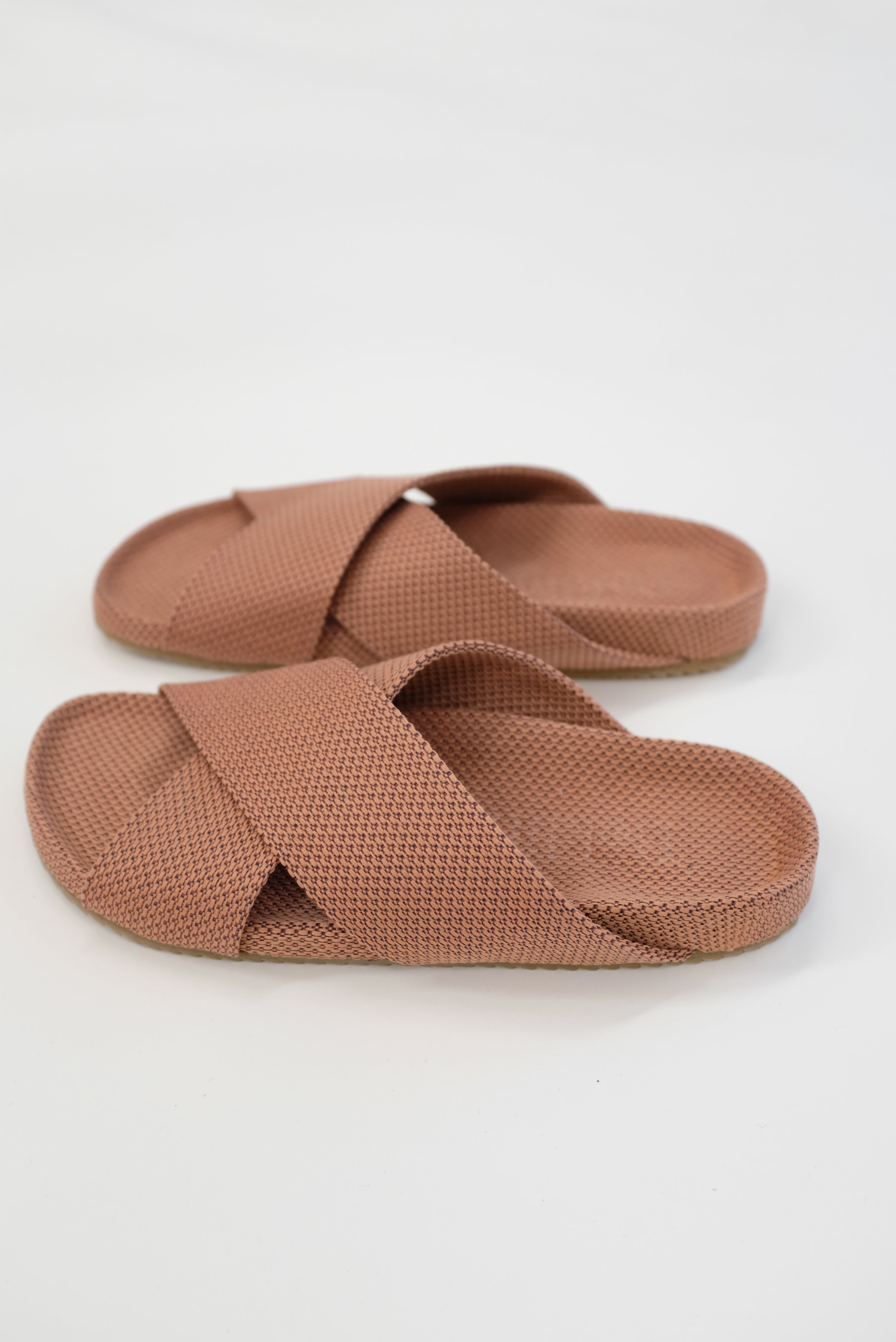 Beklina Gubi Cross Slide - Clay