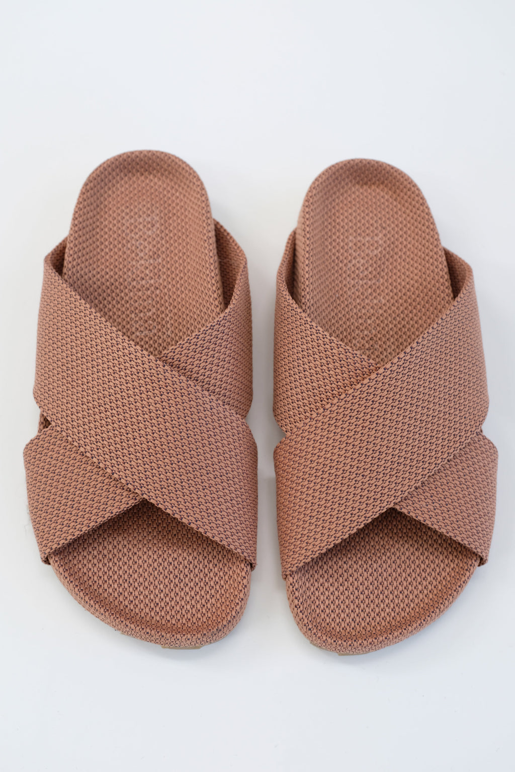 Beklina Gubi Cross Slide - Clay
