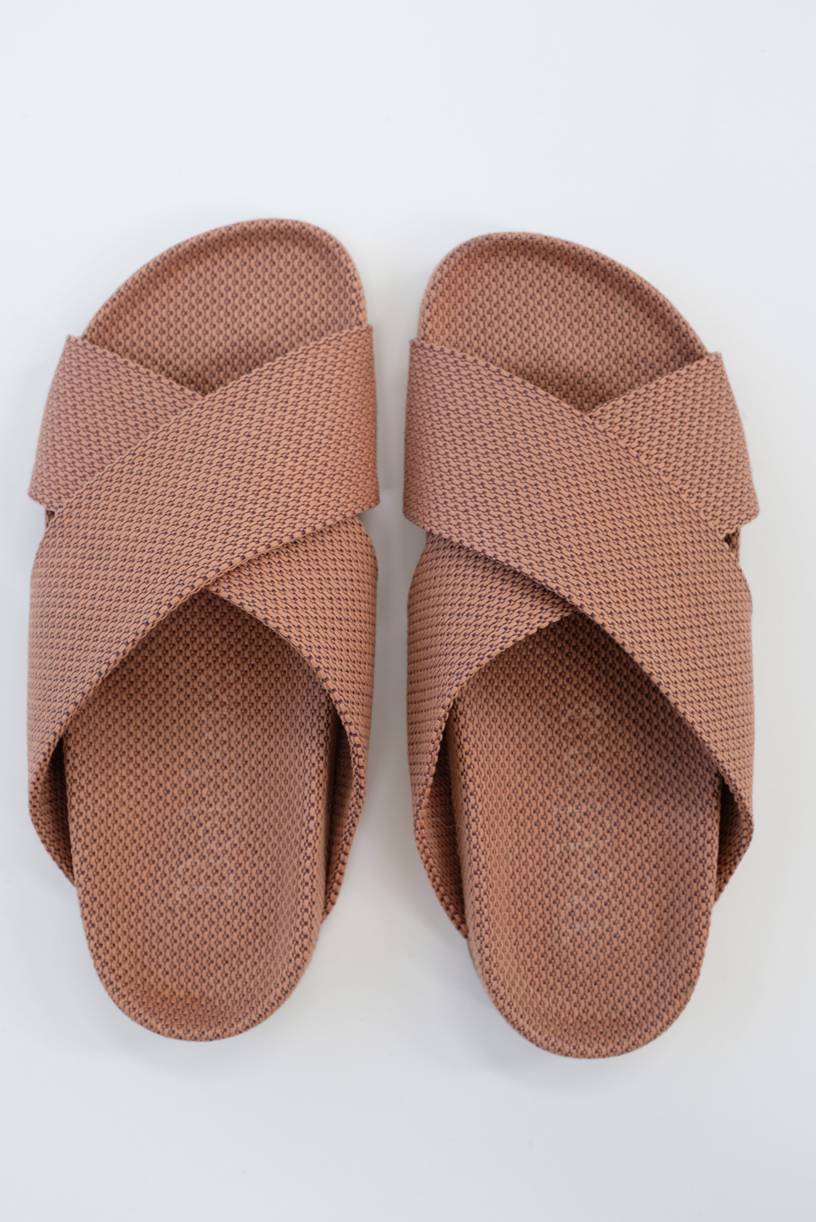 Beklina Gubi Cross Slide - Clay