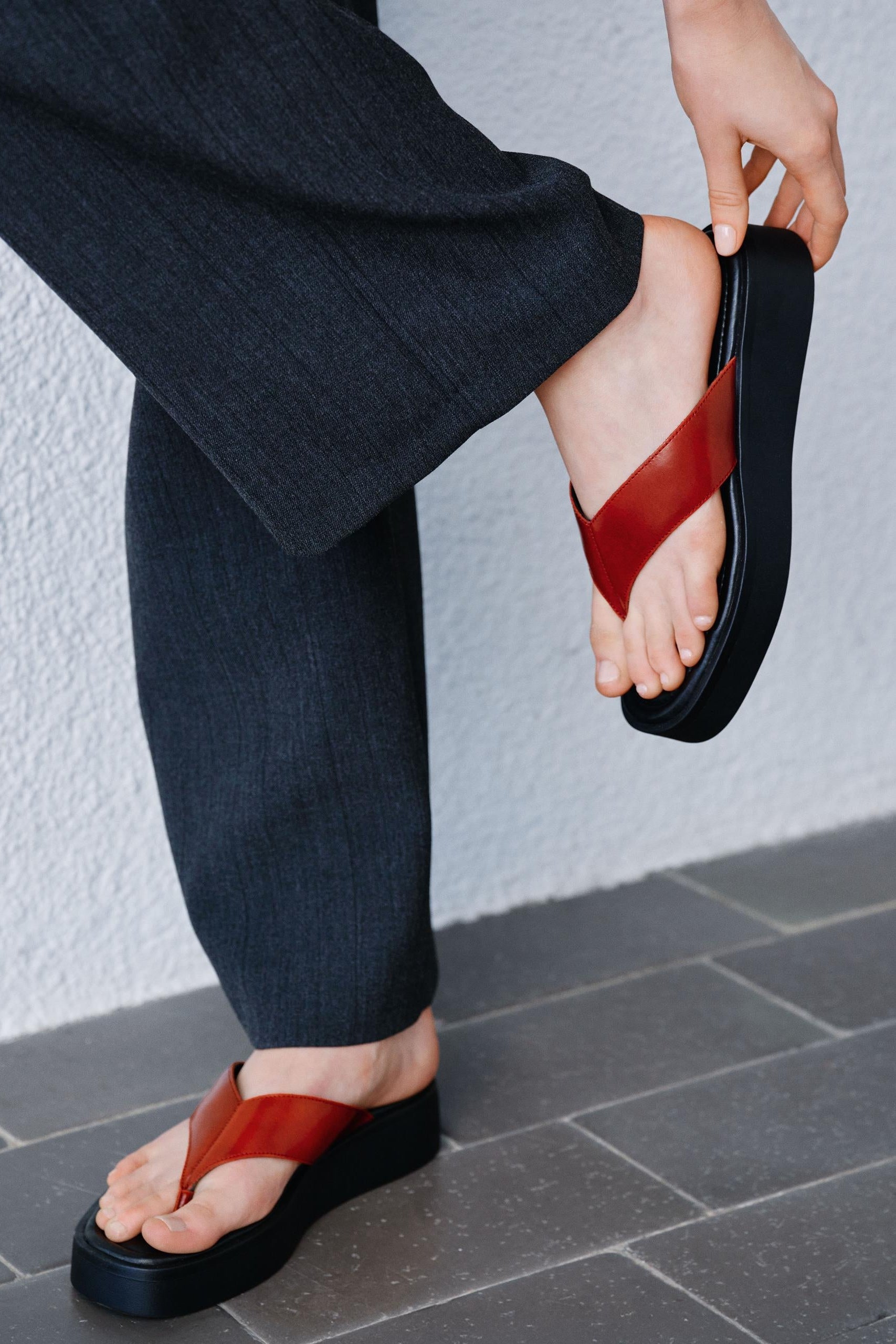 Vagabond Danya Sandal - Black/Red