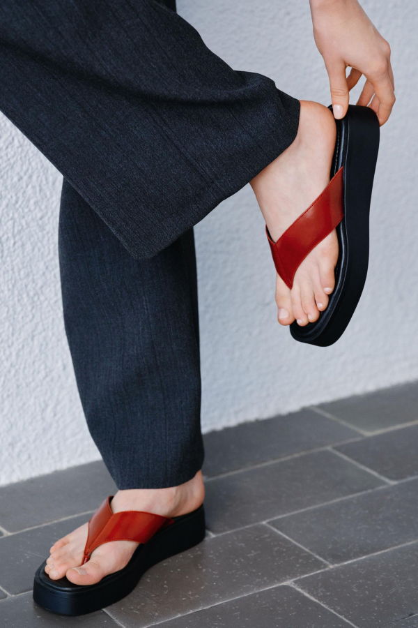 Vagabond Danya Sandal - Black/Red