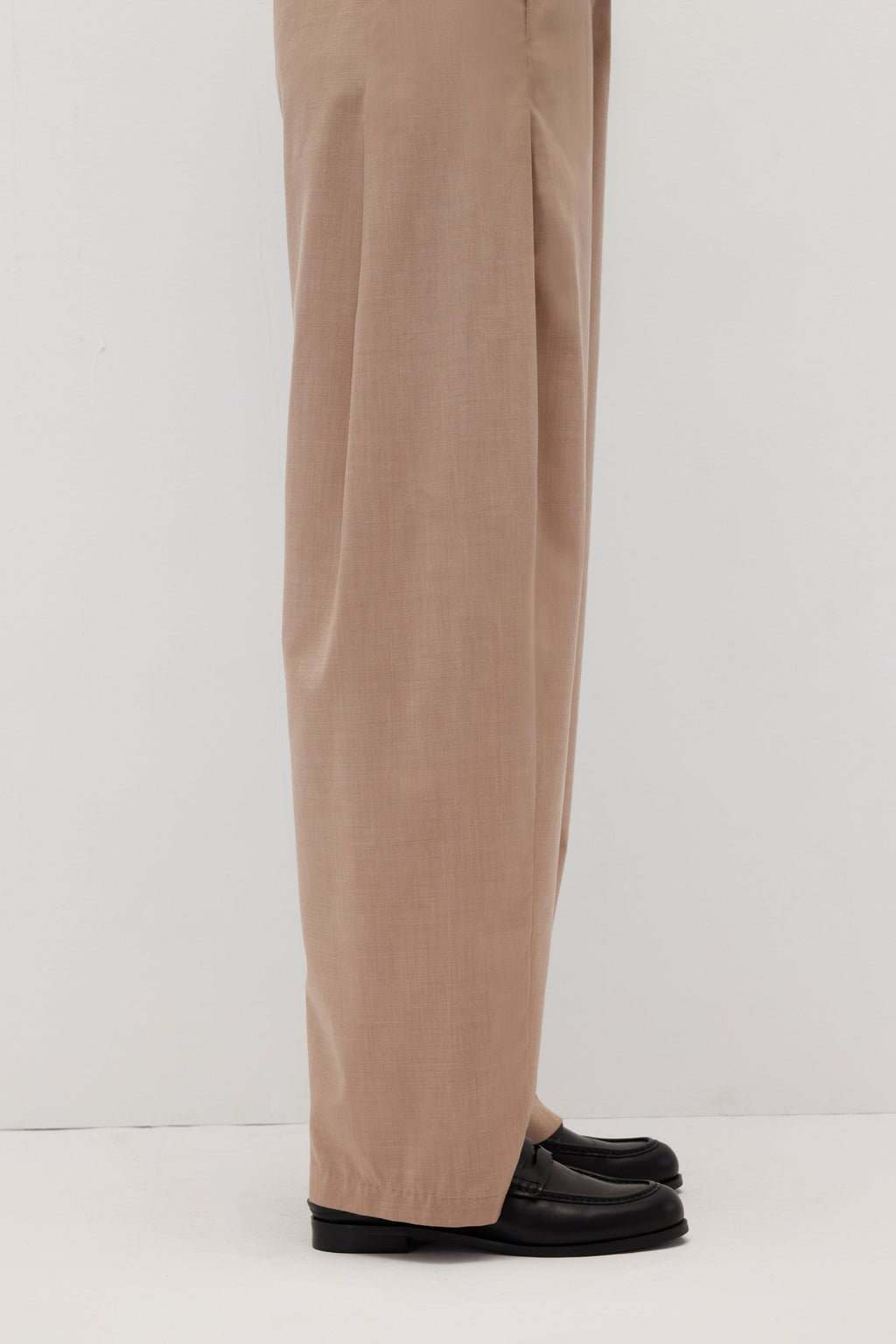 HUNDR. Low-Waist Pleated Slim-Fit Trousers