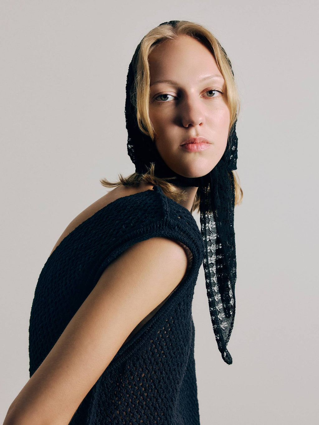 Rus Hoshi Lace Triangle Scarf - Black