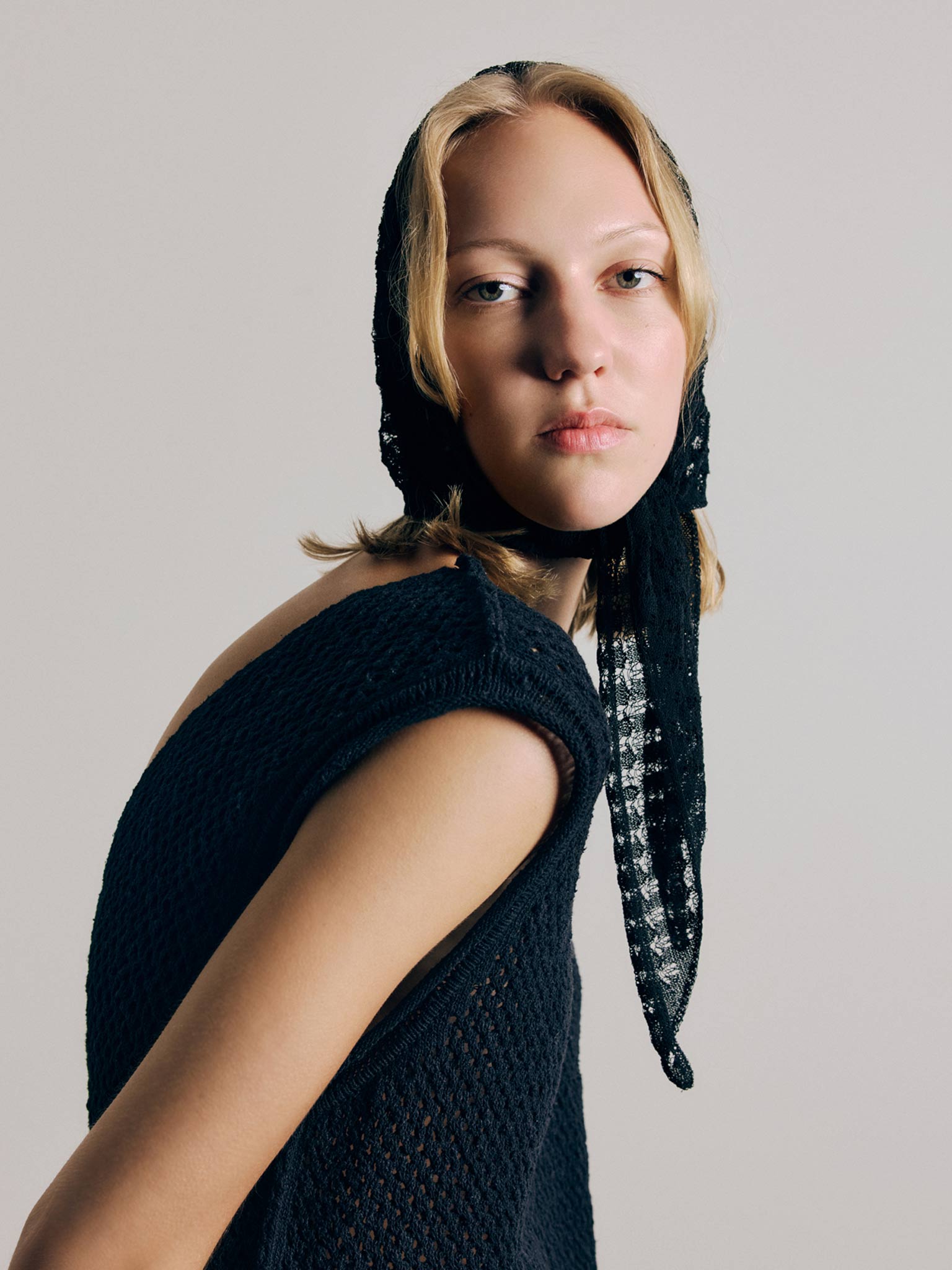 Rus Hoshi Lace Triangle Scarf - Black