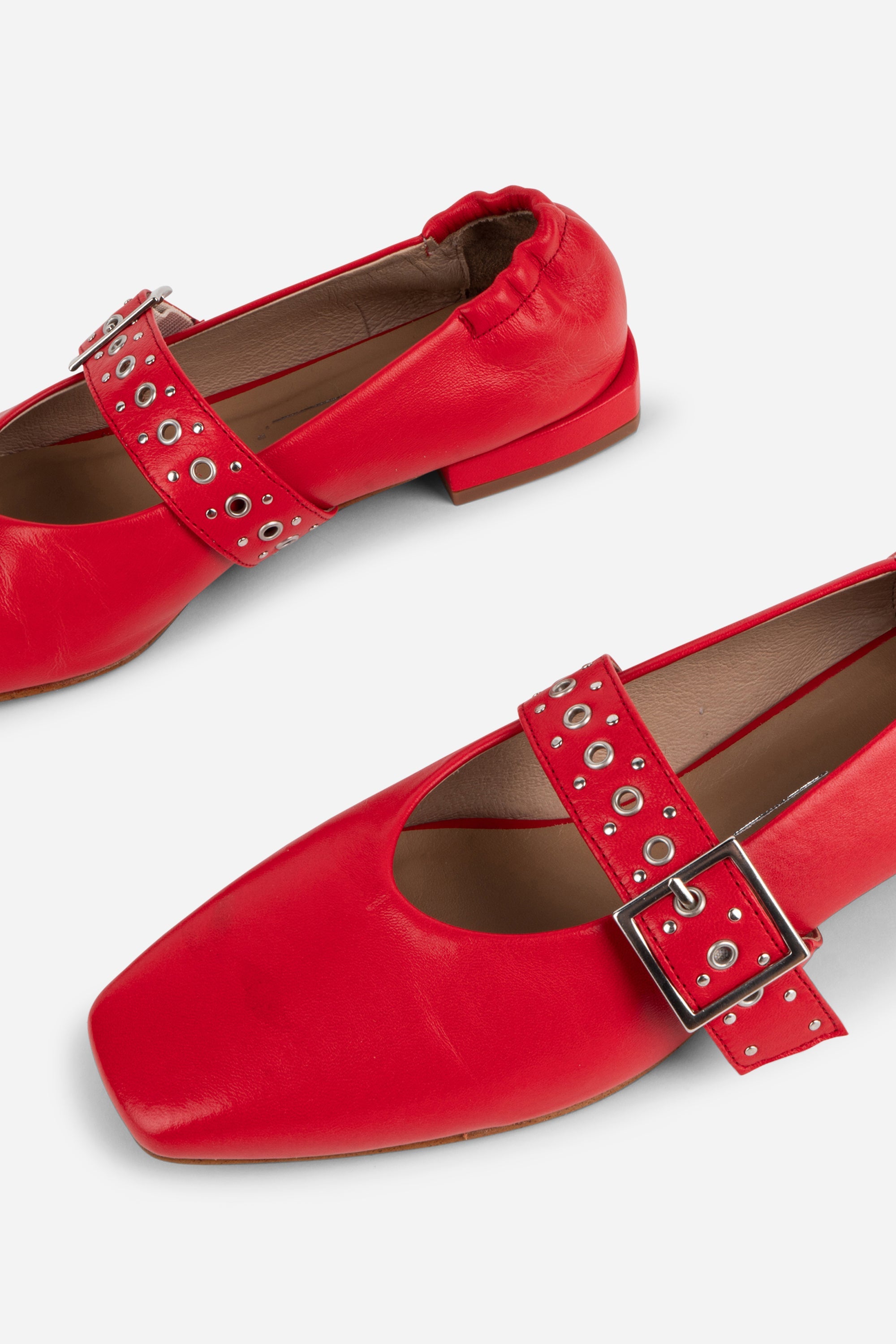 "INTENTIONALLY __________." FORUM MARY JANE - Cream/Black