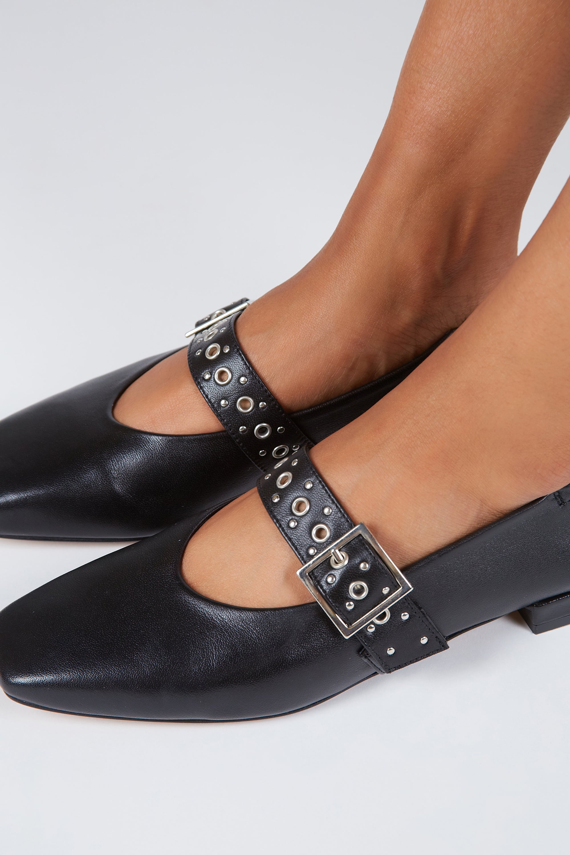 "INTENTIONALLY __________." FORUM MARY JANE - Cream/Black