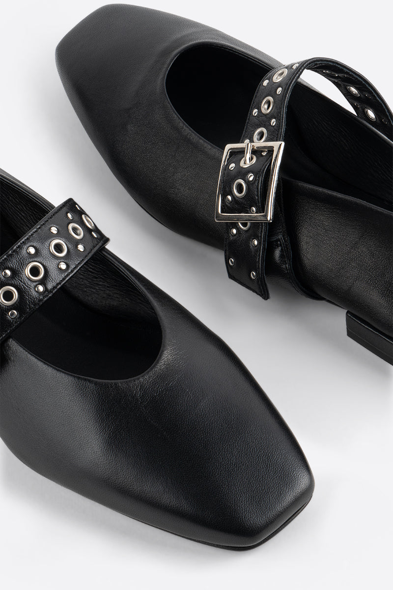 "INTENTIONALLY __________." FORUM MARY JANE - Cream/Black