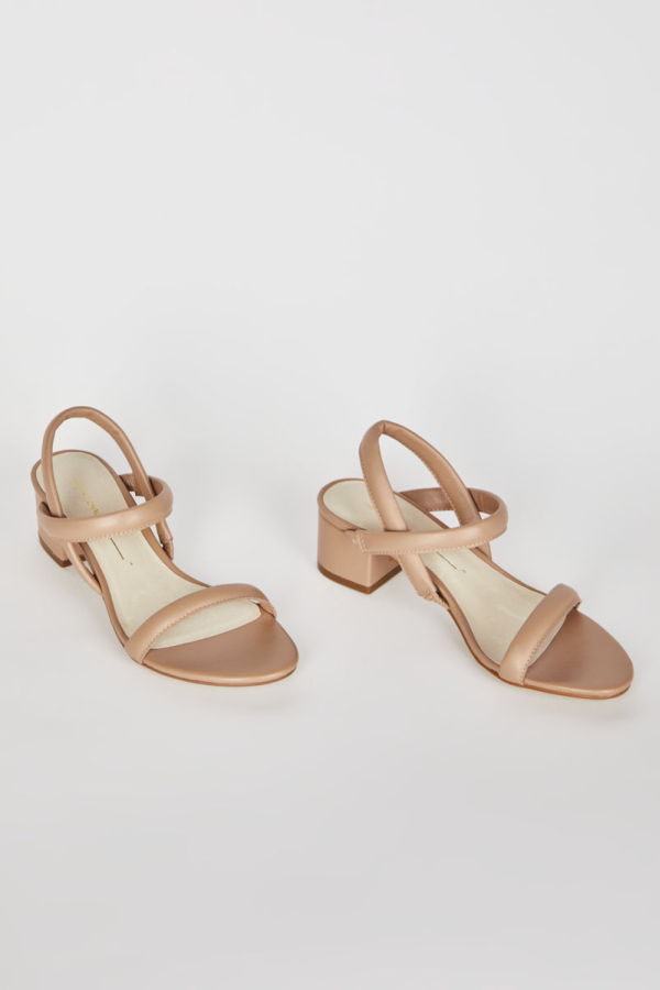 "INTENTIONALLY __________." KIMI HEEL - black