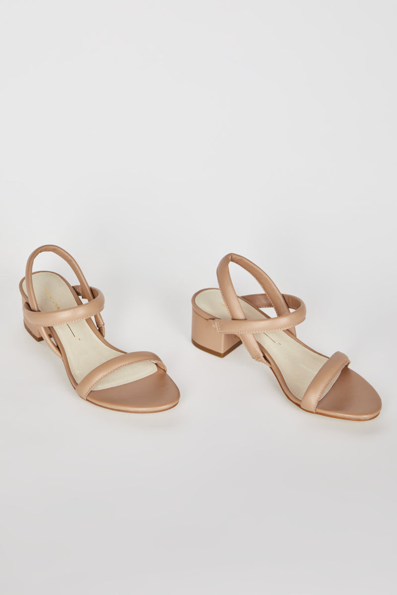 "INTENTIONALLY __________." KIMI HEEL - black