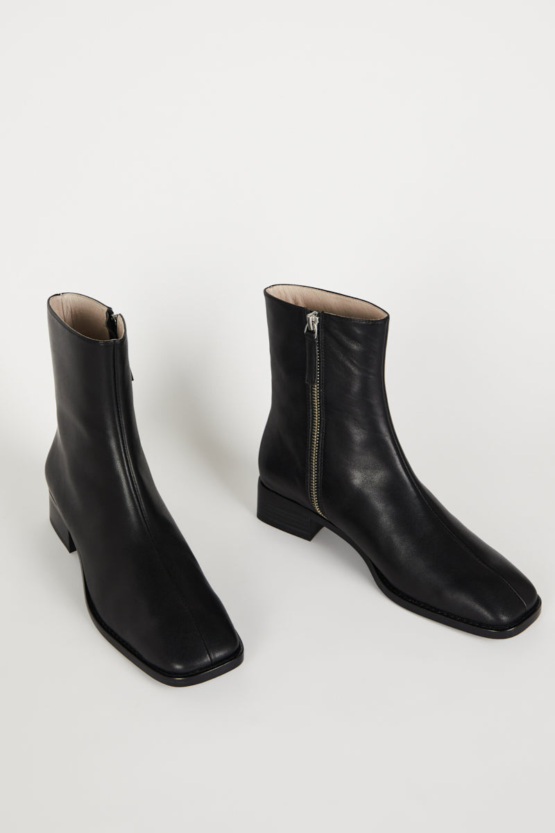 "INTENTIONALLY __________." TOUR LEATHER BOOT - Black/Brown