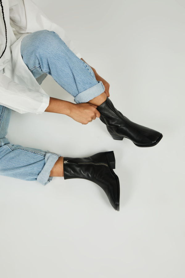"INTENTIONALLY __________." TOUR LEATHER BOOT - Black/Brown