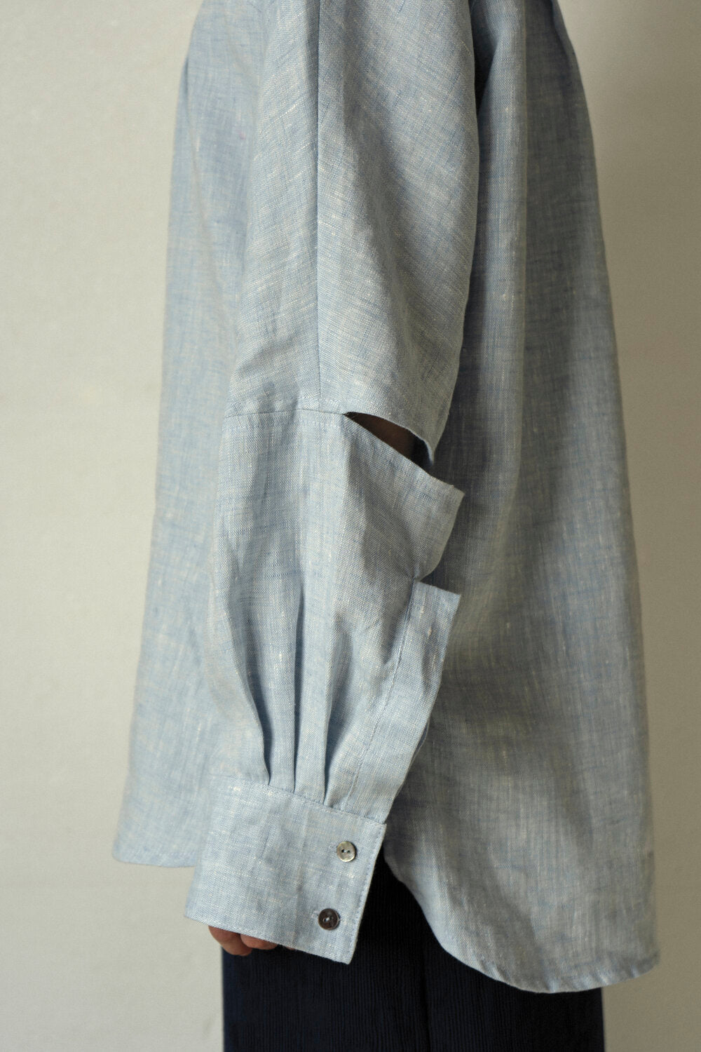 K M by L A N G E LINEN HIGH NECK SOROSCHKA SHIRT - BLUE