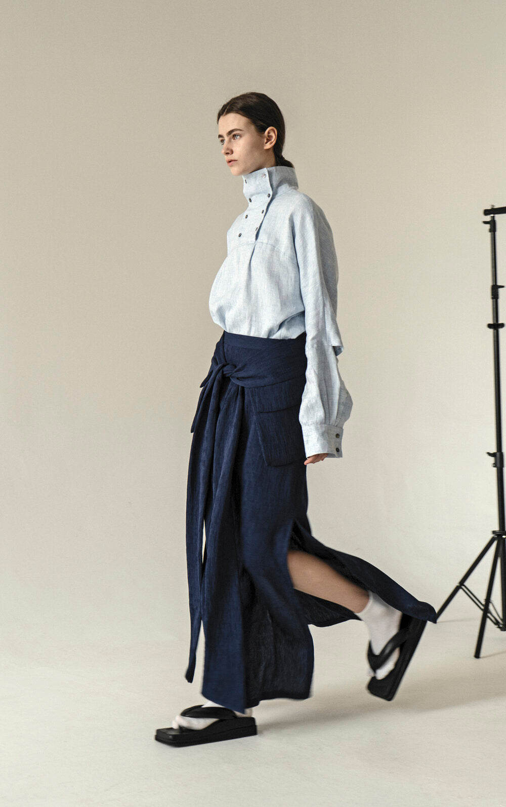 K M by L A N G E LINEN HIGH NECK SOROSCHKA SHIRT - BLUE