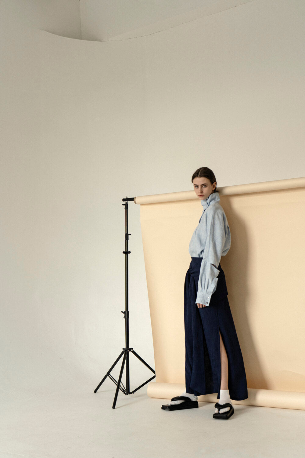K M by L A N G E LINEN HIGH NECK SOROSCHKA SHIRT - BLUE