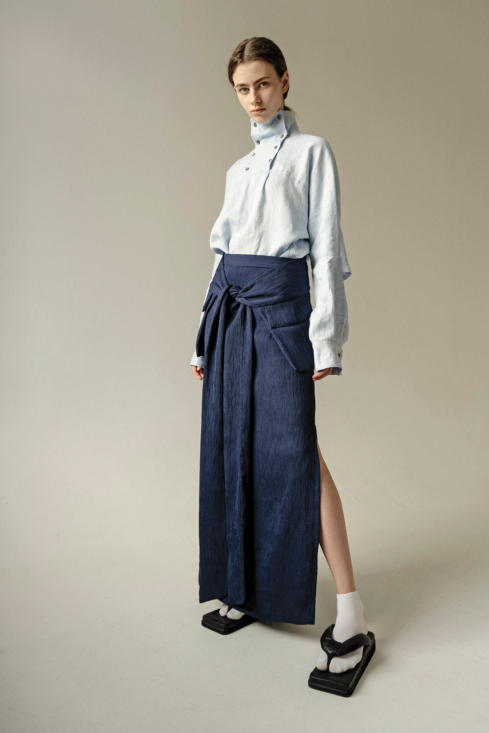 K M by L A N G E LINEN HIGH NECK SOROSCHKA SHIRT - BLUE