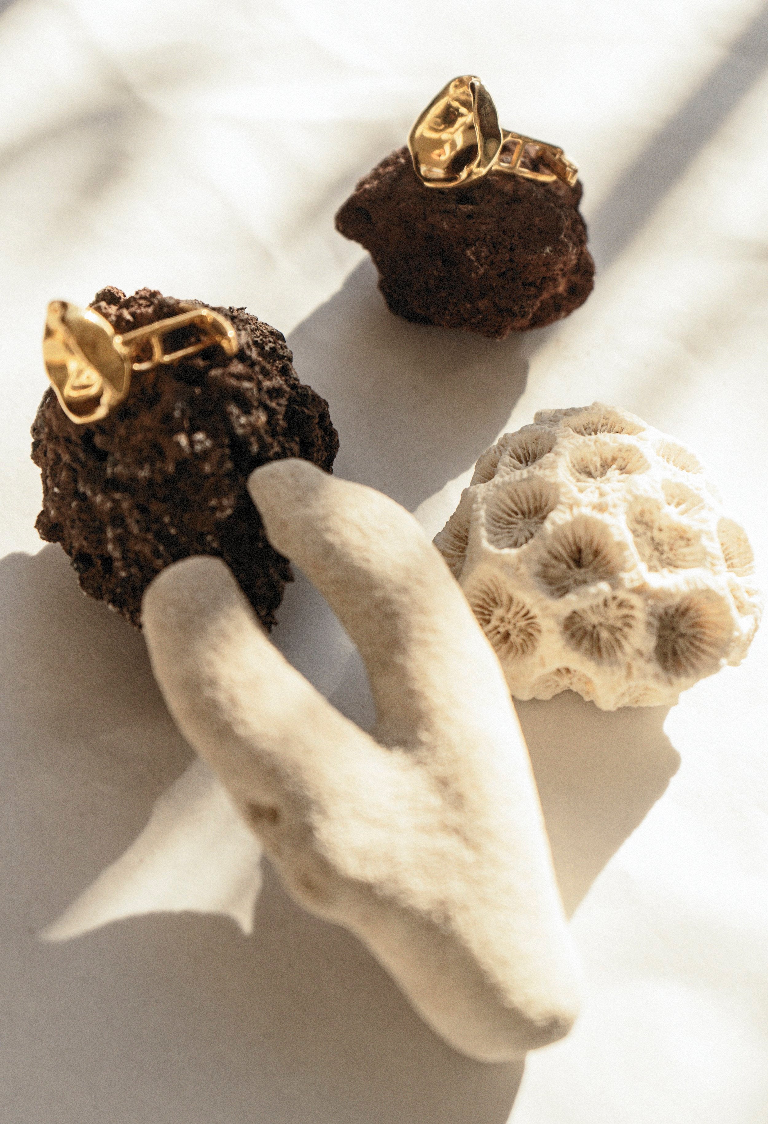 K M by L A N G E LUNA GOLDEN CUFFLINKS