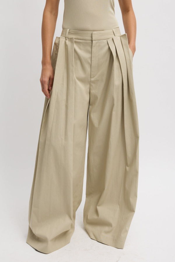 Tibi Luxe Spring Twill Pleated Trouser - Taupe