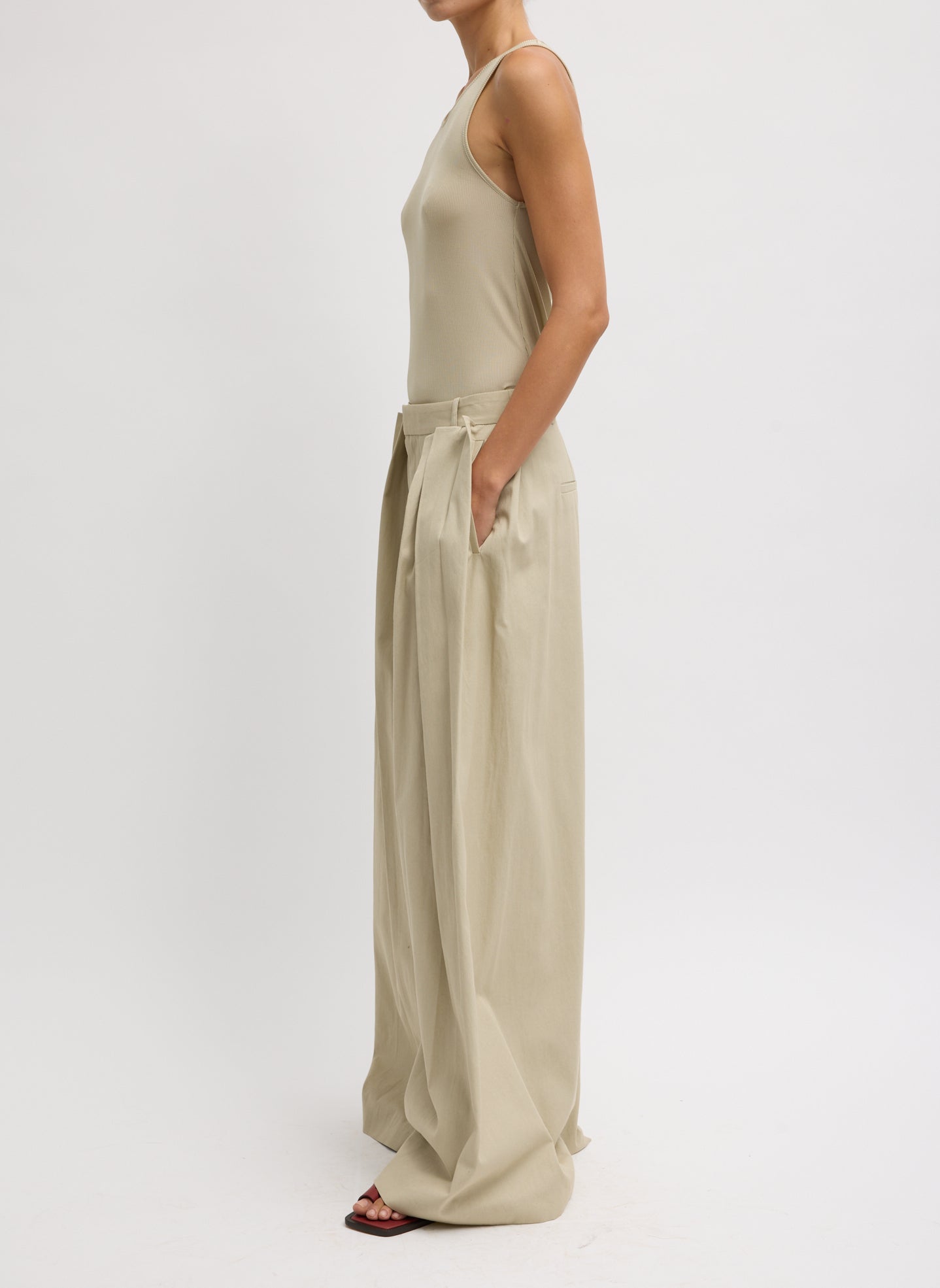 Tibi Luxe Spring Twill Pleated Trouser - Taupe