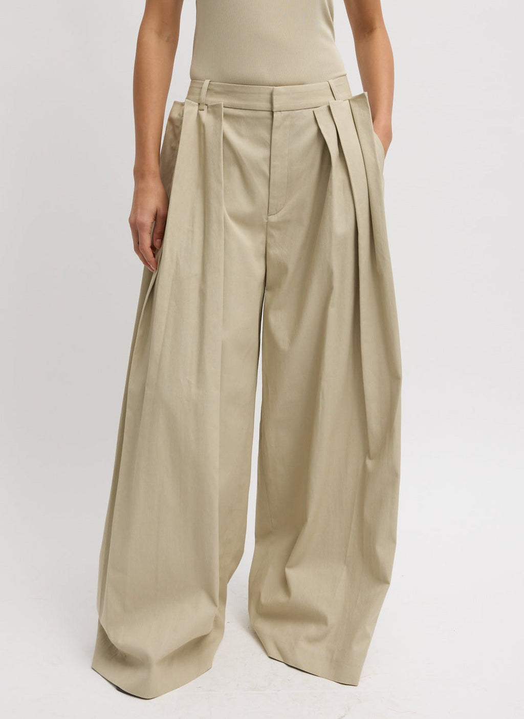 Tibi Luxe Spring Twill Pleated Trouser - Taupe