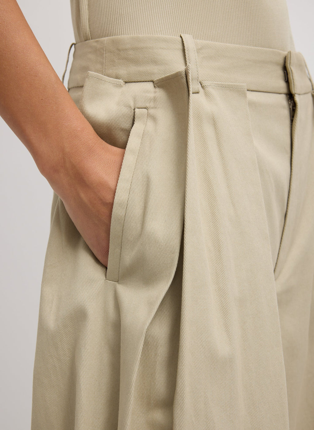 Tibi Luxe Spring Twill Pleated Trouser - Taupe