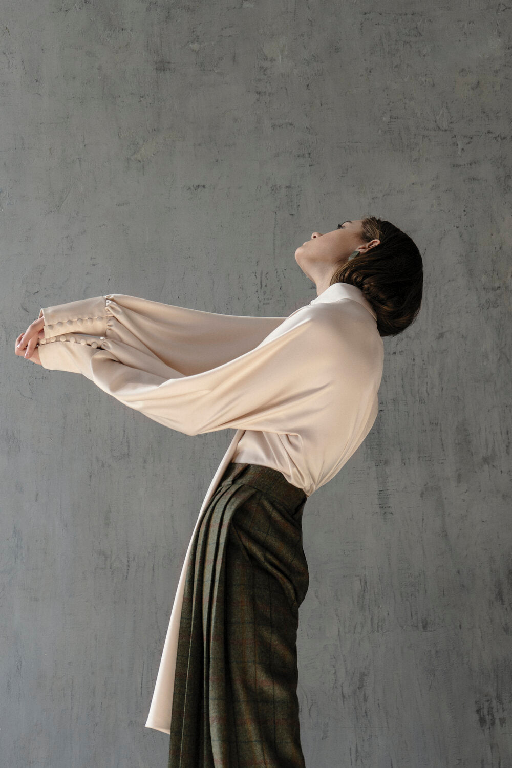 K M by L A N G E POWDER TIE-COLAR PURE SILK BLOUSE - WHITE