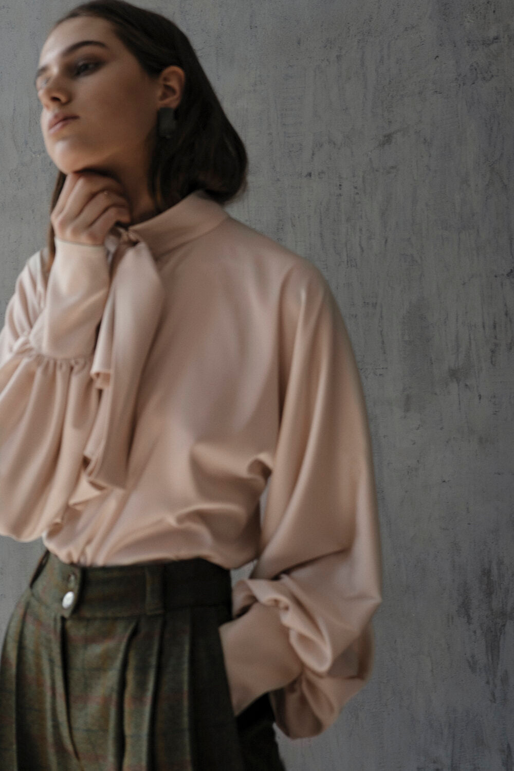 K M by L A N G E POWDER TIE-COLAR PURE SILK BLOUSE - WHITE