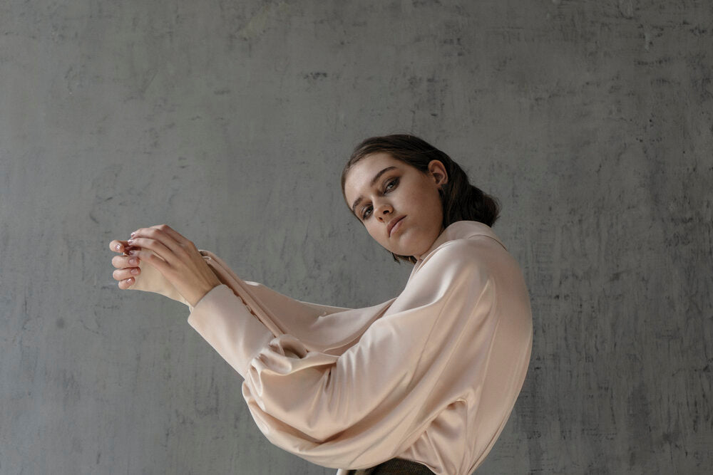 K M by L A N G E POWDER TIE-COLAR PURE SILK BLOUSE - WHITE