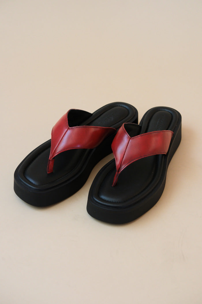 Vagabond Danya Sandal - Black/Red